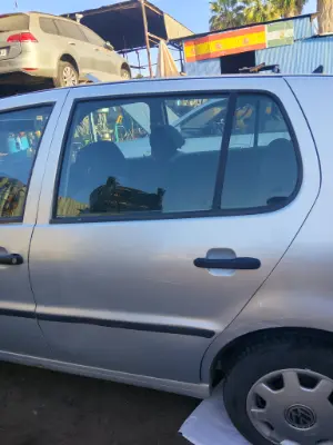 Foto de PUERTA TRASERA IZQUIERDA VOLKSWAGEN Polo 6N 1.4  (60 CV / 44 KW)