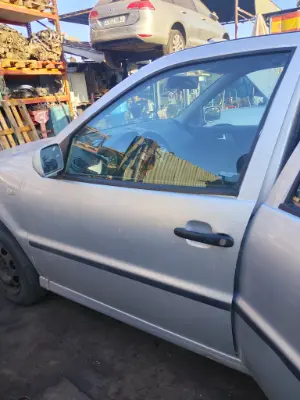 Foto de PUERTA DELANTERA IZQUIERDA VOLKSWAGEN Polo 6N 1.4  (60 CV / 44 KW)