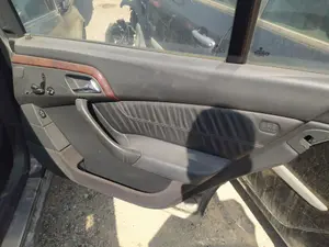 Foto de CERRADURA PUERTA TRASERA DERECHA MERCEDES-BENZ CLASE S (BM 220) BERLINA 5.0 V8 24V CAT (306 CV / 225 KW) referencia A2207304535