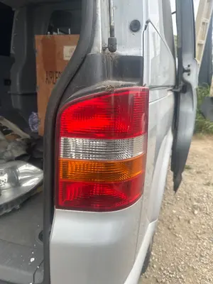 Foto de PILOTO TRASERO DERECHO VOLKSWAGEN T5 TRANSPORTER BUS (7H) 2.5 TDI (131 CV / 96 KW) referencia 7H5945096M