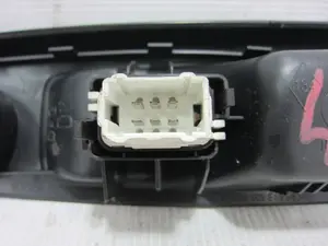 Foto de MANDO ELEVALUNAS DELANTERO DERECHO RENAULT CLIO II FASE I (B/CB0) 1.2 (75 CV / 55 KW) referencia 8200084005 foto 4