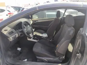 Foto de APOYABRAZOS CENTRAL OPEL ASTRA H TWIN TOP 1.8 16V (140 CV / 103 KW) referencia 13235049