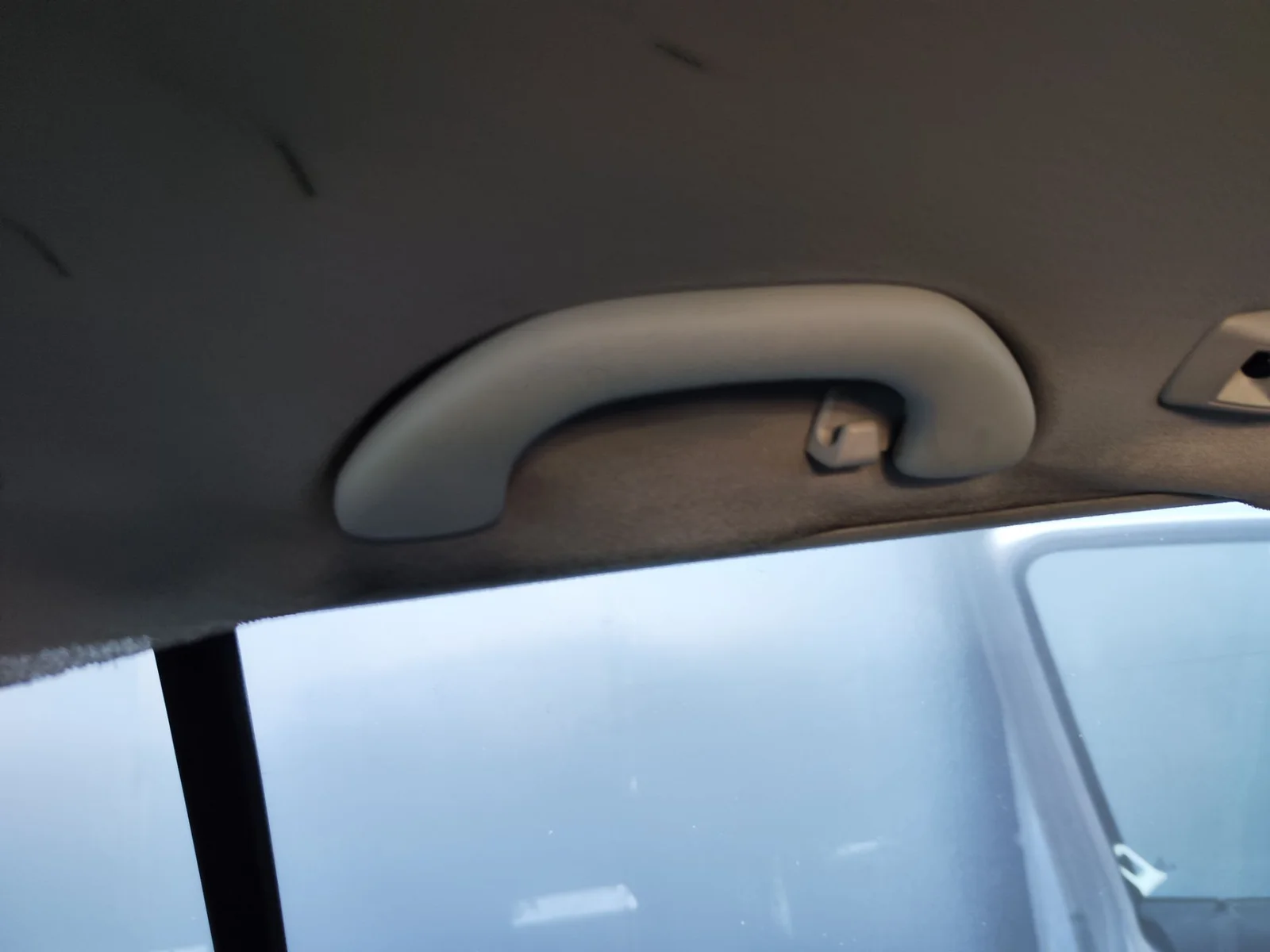 Foto de ASIDERO TECHO TRASERO IZQUIERDO VOLKSWAGEN GOLF IV BERLINA (1J1)(10.1997) 1.9 TDI (131 CV / 96 KW) referencia 6N0857607ADFKZ