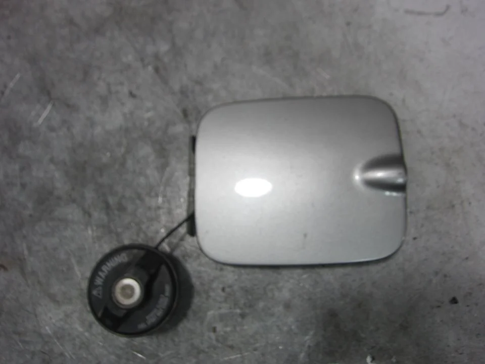 Foto de TAPA EXTERIOR COMBUSTIBLE SUZUKI IGNIS (RM/MH) 1.3 DDiS Diesel CAT (69 CV / 51 KW) referencia 8848815