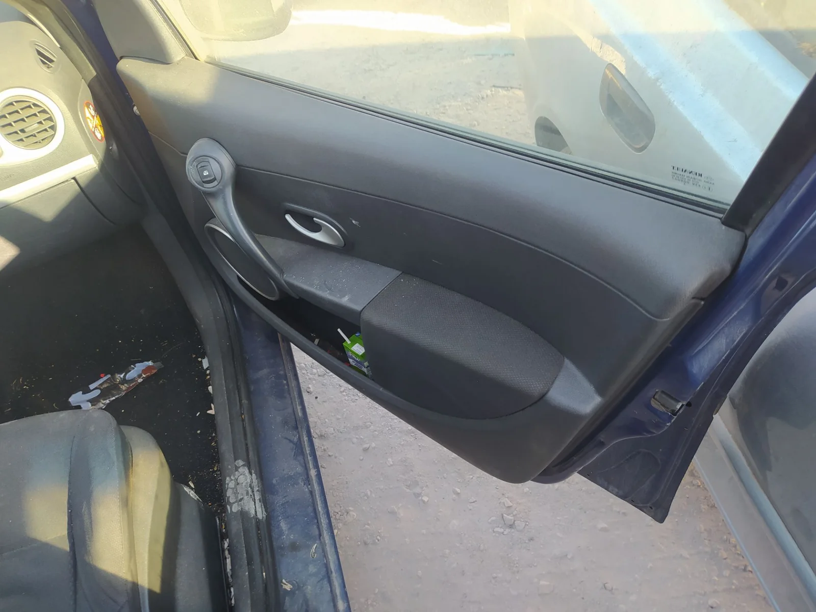 Foto de MANETA INTERIOR DELANTERA DERECHA RENAULT CLIO III 1.5 dCi Diesel CAT (86 CV / 63 KW) referencia 8200310580