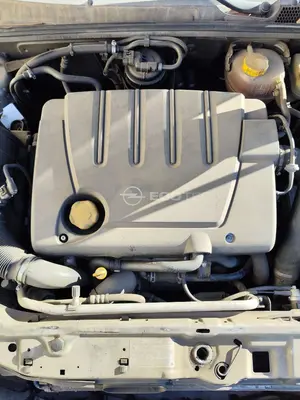 Foto de TAPA MOTOR OPEL VECTRA C BERLINA 1.9 CDTI (120 CV / 88 KW)