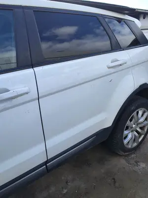 Foto de PUERTA TRASERA IZQUIERDA LAND ROVER RANGE ROVER EVOQUE 2.0 Td4 CAT (150 CV / 110 KW) referencia LR028557