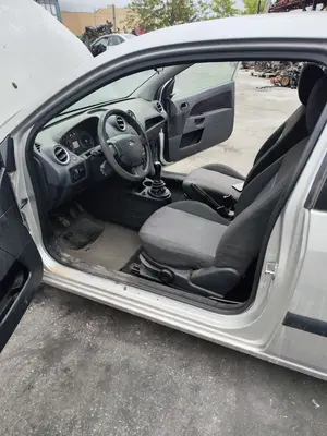 Foto de GOMAS CONTORNO PUERTA FORD FIESTA (CBK) 1.4 TDCi CAT (68 CV / 50 KW)