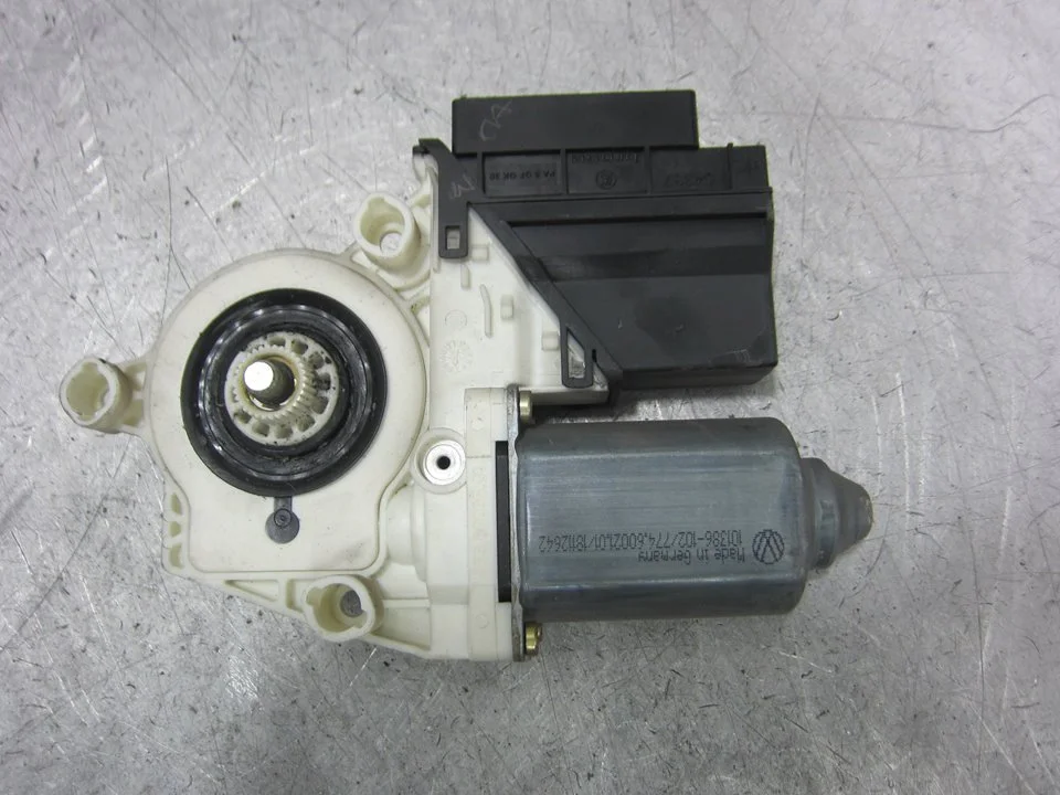 Foto de MOTOR ELEVALUNAS DELANTERO DERECHO SEAT IBIZA (6L1) 1.2 (64 CV / 47 KW) referencia 6Q2959801A