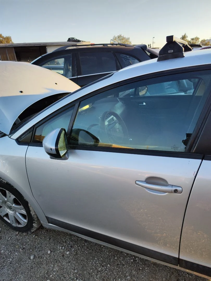 Foto de LUNA DELANTERA IZQUIERDA CITROEN C4 BERLINA 1.6 16V HDi FAP (109 CV / 80 KW)