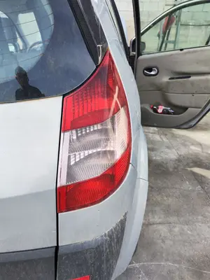 Foto de PILOTO TRASERO DERECHO RENAULT SCENIC II (JM) 1.9 dCi Diesel (120 CV / 88 KW) referencia 8200127702 foto 2