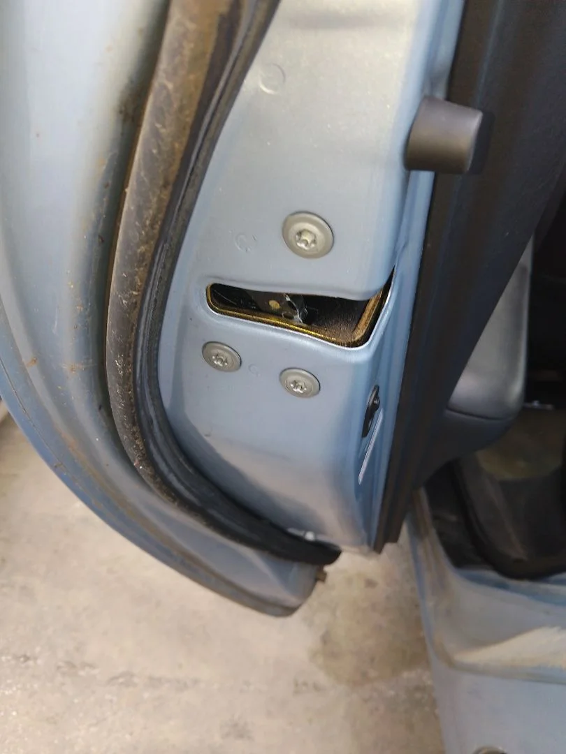 Foto de CERRADURA PUERTA TRASERA IZQUIERDA TOYOTA COROLLA (E12) 1.4 16V CAT (97 CV / 71 KW) referencia 6933002081
