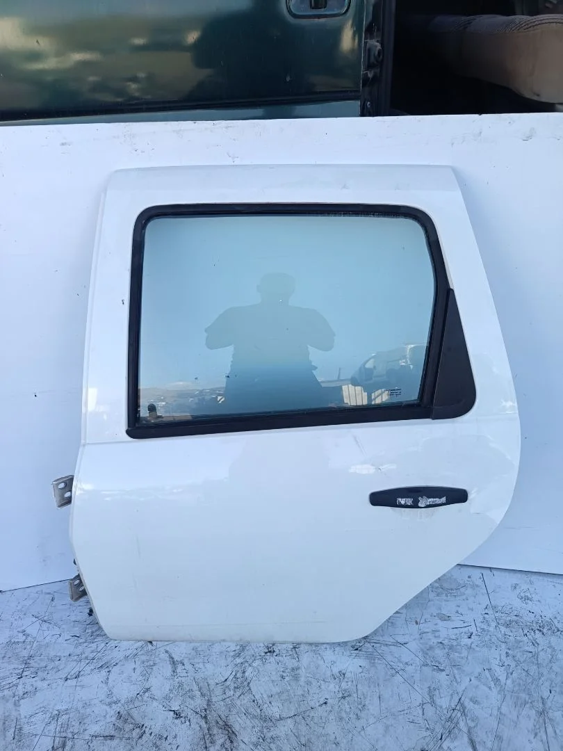 Foto de PUERTA TRASERA IZQUIERDA DACIA DUSTER I 1.5 dCi Diesel CAT (86 CV / 63 KW)
