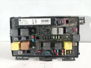 Foto de CAJA RELES / FUSIBLES OPEL ASTRA H CARAVAN 1.7 16V CDTI (101 CV / 74 KW) referencia 13206745