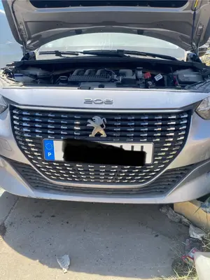 Foto de REJILLA DELANTERA PEUGEOT 208 (P2) 1.2 PureTech (74 CV / 55 KW)