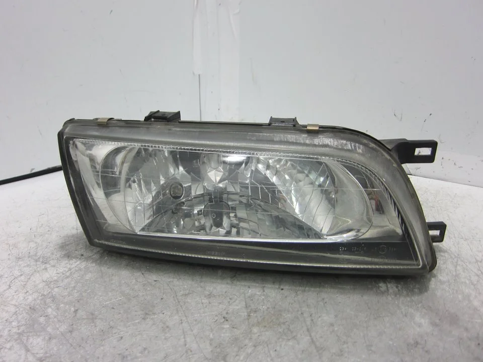Foto de FARO DERECHO NISSAN ALMERA (N15) 2.0 Diesel (75 CV / 55 KW) referencia E139261