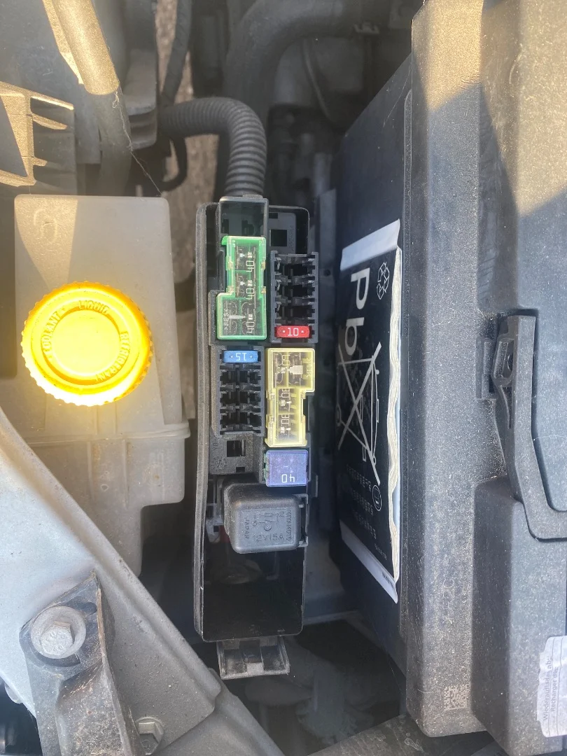 Foto de CAJA RELES / FUSIBLES NISSAN MICRA (K12E) 1.2 CAT (65 CV / 48 KW)