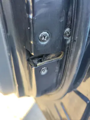 Foto de CERRADURA PUERTA DELANTERA DERECHA KIA CARENS (RS) 2.0 Turbodiesel CAT (113 CV / 83 KW) referencia 0K2FC58310