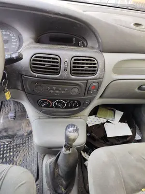 Foto de CONSOLA CENTRAL RENAULT SCENIC I (JA...) 1.9 dCi Diesel CAT (102 CV / 75 KW)