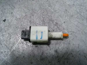 Foto de INTERRUPTOR RENAULT MEGANE III BERLINA 5P 1.5 dCi Diesel (106 CV / 78 KW) referencia 253200005R