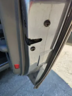 Foto de CERRADURA PUERTA TRASERA DERECHA AUDI A6 BERLINA (4B2) 2.4 V6 30V (165 CV / 121 KW) referencia 4B0839015G