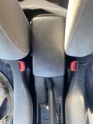 Foto de APOYABRAZOS CENTRAL NISSAN ALMERA (N15) 2.0 Diesel (75 CV / 55 KW)