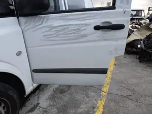 Foto de PUERTA DELANTERA IZQUIERDA MERCEDES-BENZ VITO FURGÓN (639) 2.1 CDI CAT (109 CV / 80 KW) referencia A6397201005 foto 2