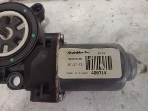 Foto de MOTOR ELEVALUNAS DELANTERO DERECHO NISSAN PRIMERA BERLINA (P12) 1.9 16V Turbodiesel CAT (120 CV / 88 KW) referencia 400714 foto 4