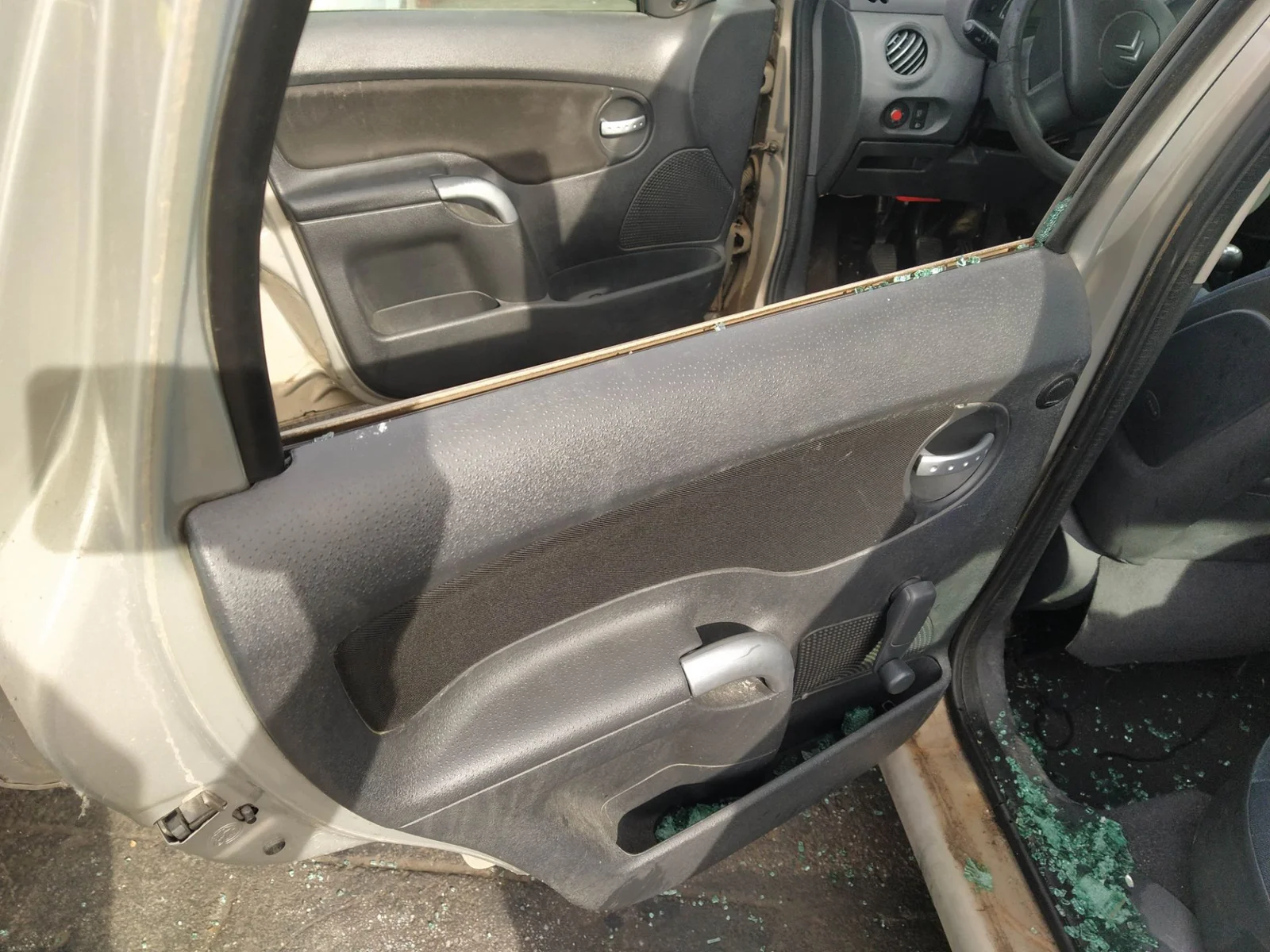Foto de GUARNECIDO PUERTA TRASERA IZQUIERDA CITROEN C3 1.1 (60 CV / 44 KW) referencia 9330E6