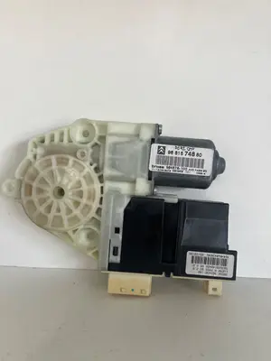Foto de MOTOR ELEVALUNAS DELANTERO DERECHO CITROEN C4 BERLINA 1.6 16V HDi (90 CV / 66 KW) referencia 9681574880