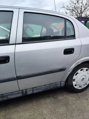 Foto de PUERTA TRASERA IZQUIERDA OPEL ASTRA G BERLINA 1.7 16V DTI CAT (Y 17 DT / LR6) (75 CV / 55 KW) referencia 13116455