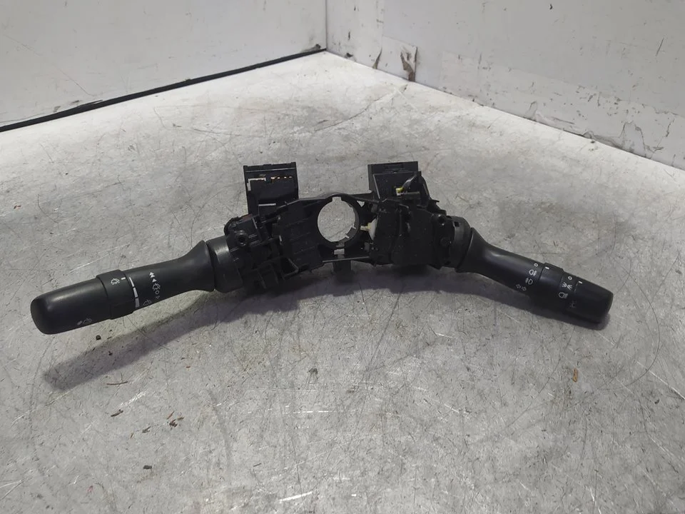 Foto de MANDO MULTIFUNCION TOYOTA COROLLA (E15) 1.4 Turbodiesel CAT (90 CV / 66 KW) referencia 17F144