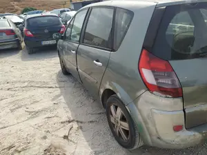 Foto de PUERTA TRASERA IZQUIERDA RENAULT SCENIC II (JM) 1.5 dCi Diesel (101 CV / 74 KW) referencia 7751475408