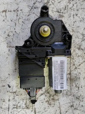 Foto de MOTOR ELEVALUNAS TRASERO IZQUIERDO VOLKSWAGEN GOLF IV BERLINA (1J1)(10.1997) 1.6  (101 CV / 74 KW) referencia 1C0959811