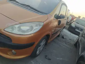 Foto de FARO IZQUIERDO PEUGEOT 1007 1.4 HDi (68 CV / 50 KW)