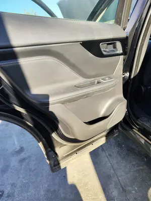Foto de GUARNECIDO PUERTA TRASERA IZQUIERDA JAGUAR F-PACE 3.0 V6 Diesel CAT (301 CV / 221 KW) referencia HK8320987AC