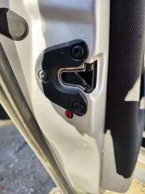 Foto de CERRADURA PUERTA DELANTERA IZQUIERDA OPEL VECTRA C BERLINA 1.9 CDTI (120 CV / 88 KW) referencia 13210768