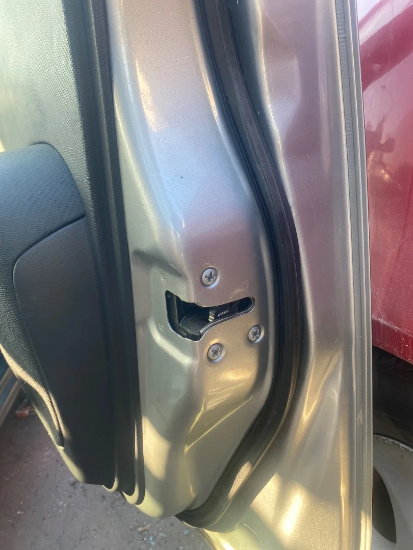 Foto de CERRADURA PUERTA DELANTERA DERECHA NISSAN MICRA (K12E) referencia 80500AX11A