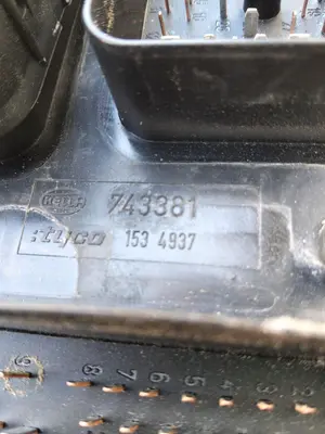 Foto de CAJA RELES / FUSIBLES OPEL ZAFIRA B 1.9 CDTI (120 CV / 88 KW) referencia 743381 foto 3