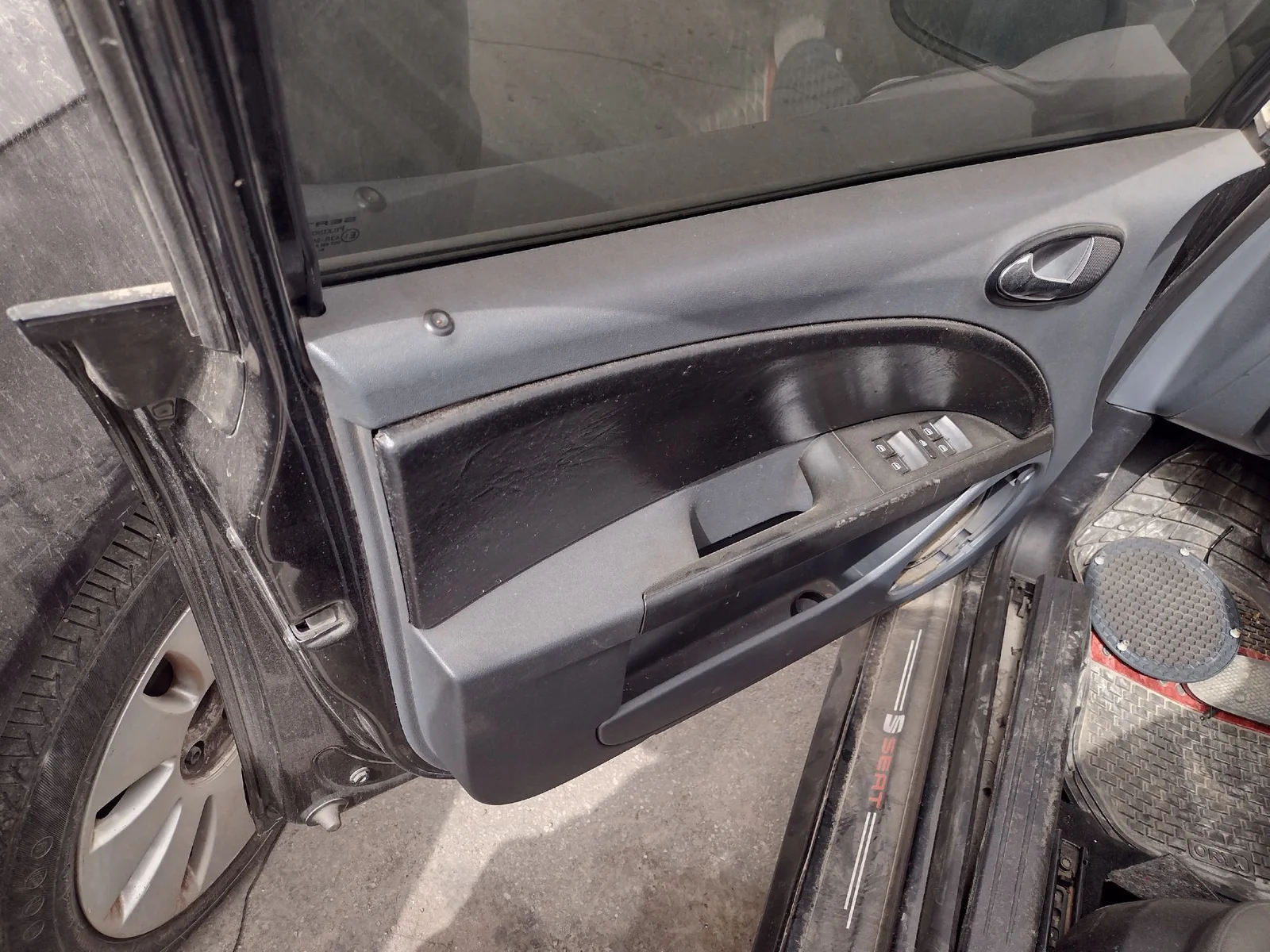 Foto de MANETA INTERIOR DELANTERA IZQUIERDA SEAT LEON (1P1) 2.0 TDI (140 CV / 103 KW) referencia 1P1867171A FKZ