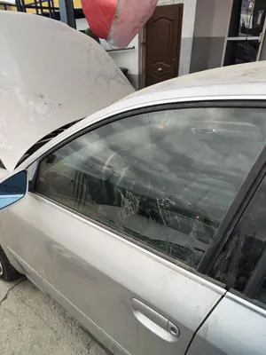Foto de LUNA DELANTERA IZQUIERDA AUDI A6 BERLINA (4B2) 2.5 V6 24V TDI (150 CV / 110 KW) referencia 4B0845201