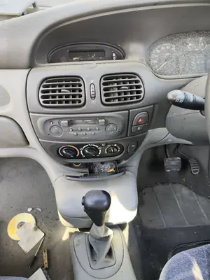 Foto de CONSOLA CENTRAL RENAULT SCENIC I (JA...) 1.4 CAT (95 CV / 70 KW)