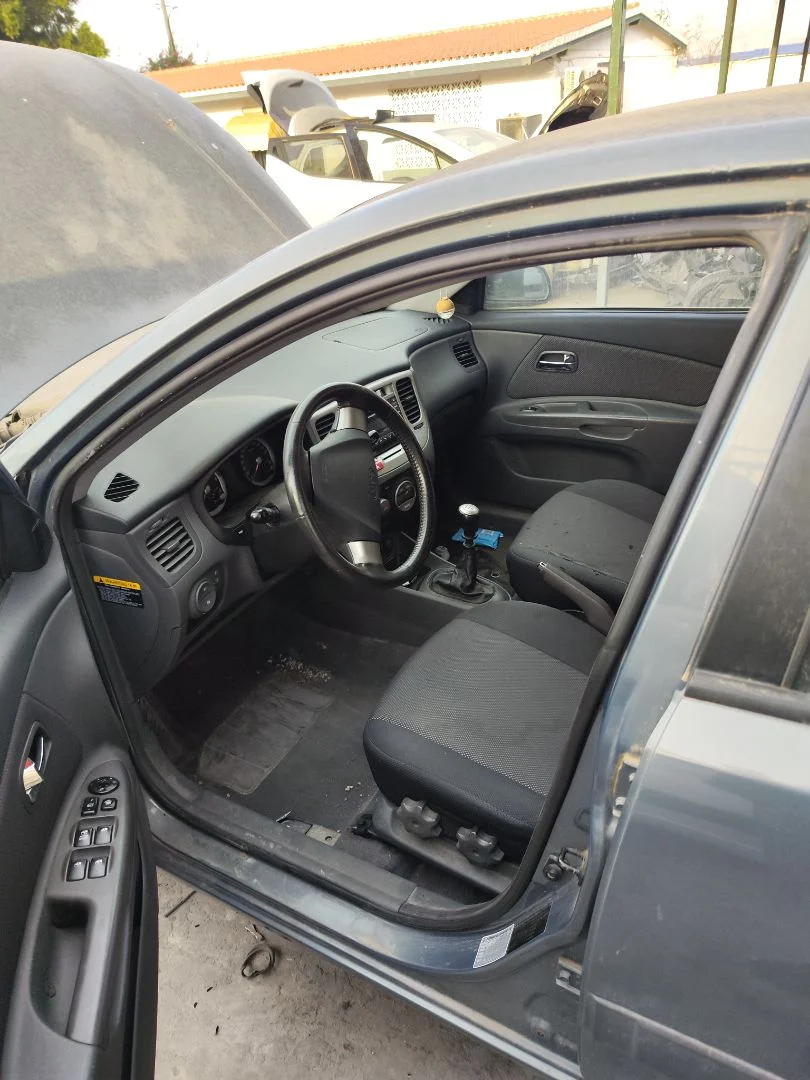 Foto de GOMAS CONTORNO PUERTA KIA RIO (JB) 1.5 CRDi (110 CV / 81 KW) referencia 863721G001