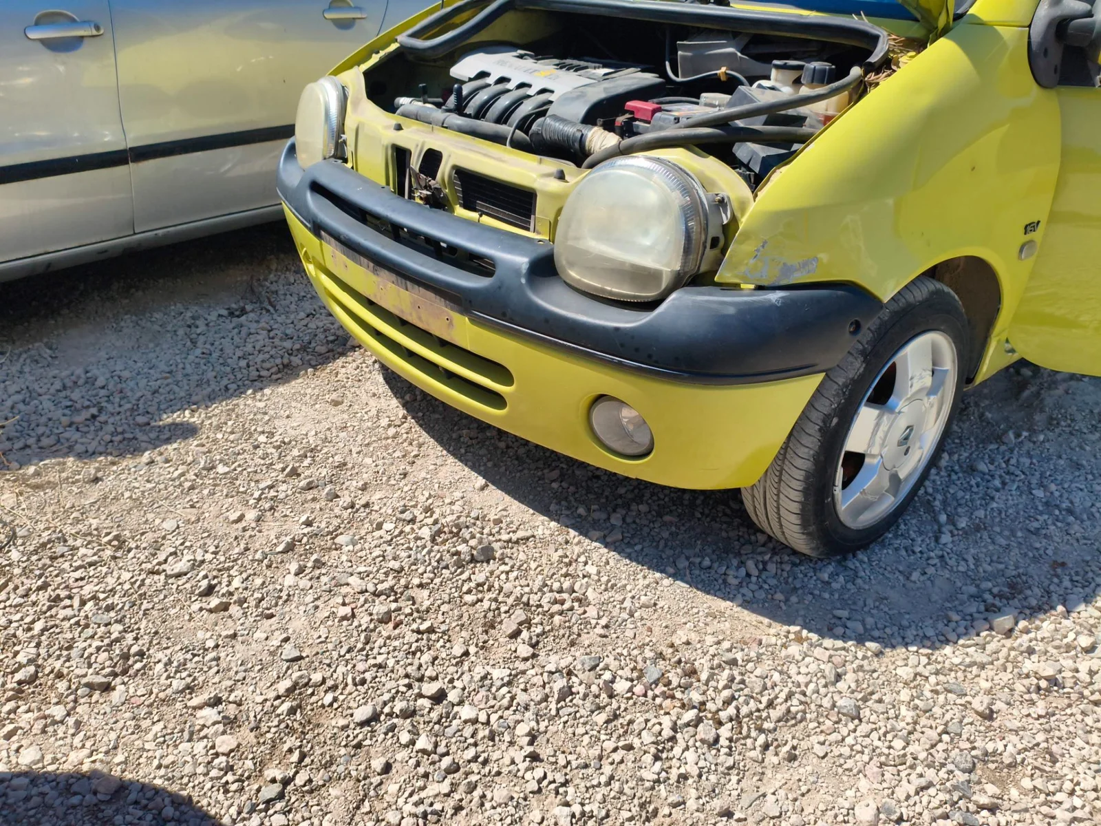 Foto de PARAGOLPES DELANTERO RENAULT TWINGO I (C06) 1.2 (75 CV / 55 KW)