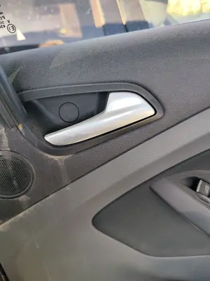 Foto de MANETA INTERIOR TRASERA DERECHA FORD C-MAX (CB7) 1.6 TDCi CAT (116 CV / 85 KW) referencia 1755043