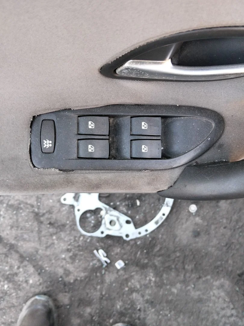 Foto de MANDO ELEVALUNAS DELANTERO IZQUIERDO RENAULT LAGUNA II (BG0) 1.9 dCi Diesel CAT (101 CV / 74 KW)