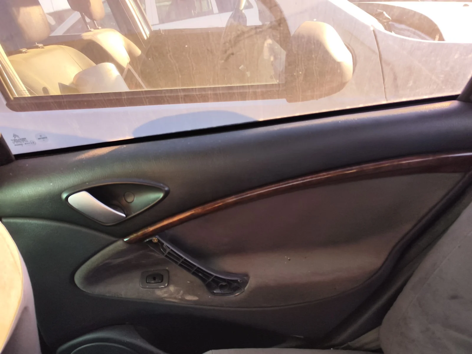 Foto de GUARNECIDO PUERTA TRASERA DERECHA CITROEN C5 BERLINA 2.0 HDi (109 CV / 80 KW) referencia 9308SR