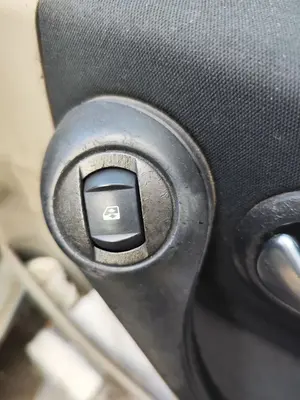 Foto de MANDO ELEVALUNAS DELANTERO DERECHO RENAULT MEGANE II BERLINA 5P 1.5 dCi Diesel (101 CV / 74 KW)