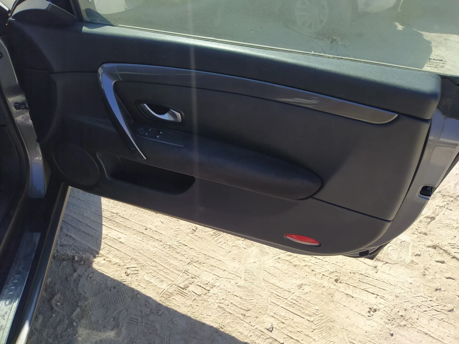 Foto de RETENEDOR PUERTA RENAULT LAGUNA III COUPE 2.0 dCi Diesel FAP (150 CV / 110 KW)