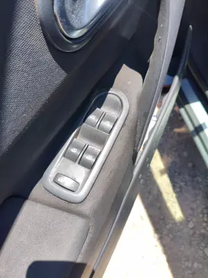 Foto de MANDO ELEVALUNAS DELANTERO IZQUIERDO RENAULT MEGANE II BERLINA 5P 1.5 dCi Diesel (106 CV / 78 KW)